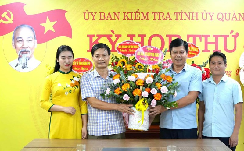 The Quang Tri Provincial Federation of Labor visited and congratulated the officials and civil servants of the Provincial Party Committee's Inspection Committee on the occasion of the anniversary. Photo: Quang Tri Trade Union