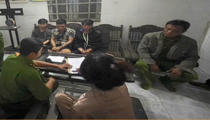 An Lac Thon Commune Police (Can Tho City) worked with drug users. Photo: Can Tho City Police