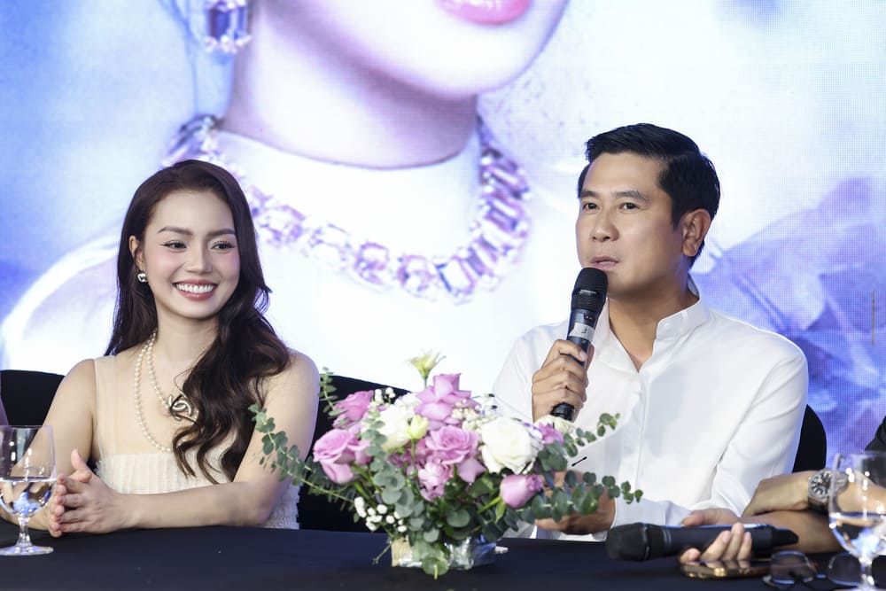 Ho Hoai Anh song voi ban be rat tinh nghia nen nhung luc anh ay kho khan nhat van luon co anh em ban be ben canh. Hoi toi gio muon viet the nao, bao em muon viet bai cam xuc tinh yeu tinh duong tinh bao gi do. “3 met tren bau troi” la bai dau tien cua album nay, tu ngay chua co bao Yagi, toi o nha tap suot. Anh To Minh Duc con bao sao Ho Hoai Anh viet bai nay day dut the.Toi thi khong quan trong van de tre gia, con tu duy, cach hat, cach phoi khi… Quan trong la bai hat co tam hon, cam xuc. Bai hat cua anh Ho Hoai Anh luon tran day cam xuc. Anh: Manh Nguyen