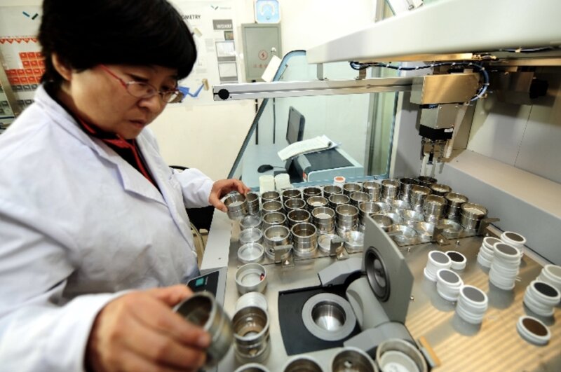 직원이 중국 희토류 연구소에서 희토류 샘플을 분석하고 있습니다. 사진: 신화통신