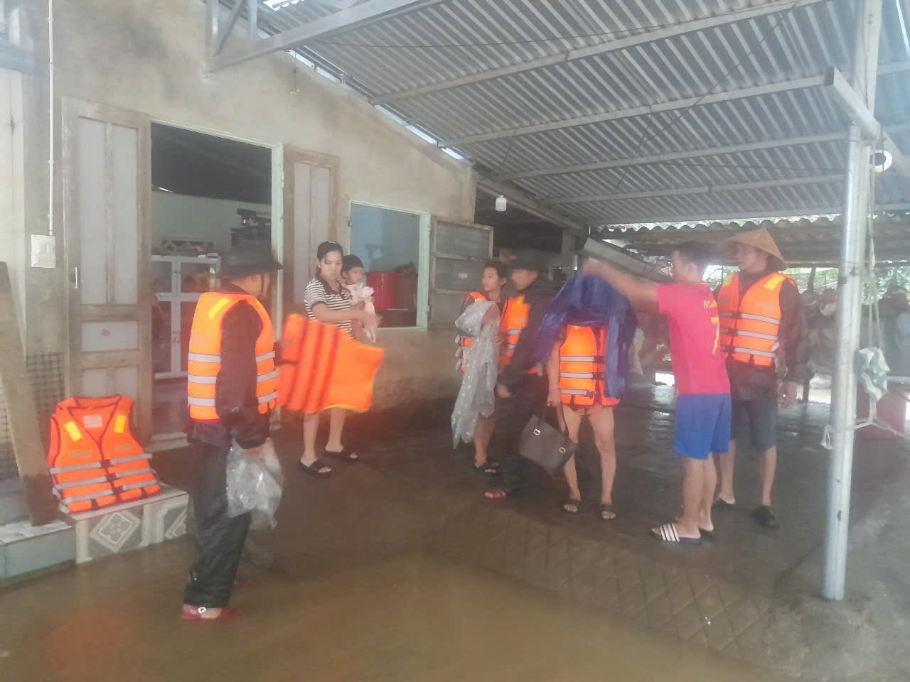 Authorities evacuate people from flooded areas due to heavy rain. Photo: Q. An.