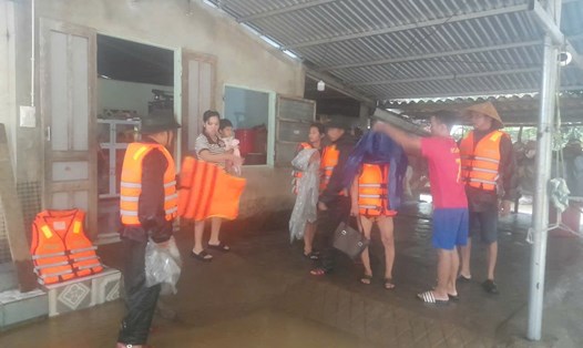 Lực lượng chức năng di dân khỏi vùng ngập lụt do mưa lớn. Ảnh: Q. An.