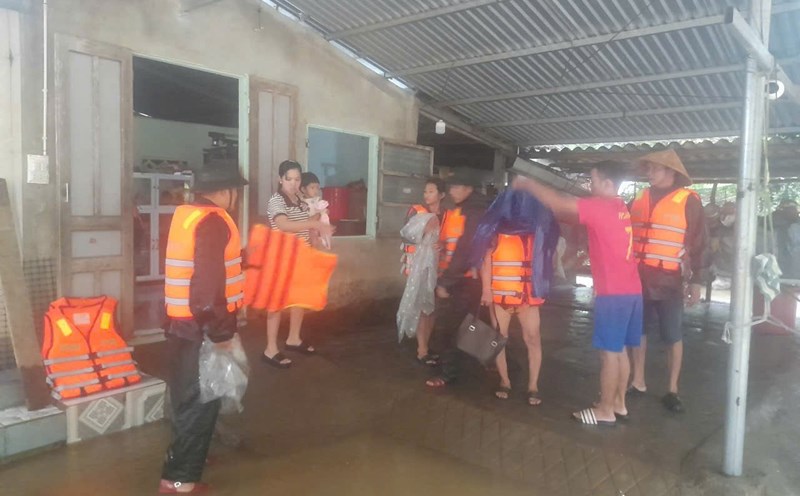 Authorities evacuate people from flooded areas due to heavy rain. Photo: Q. An.
