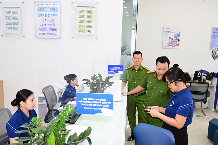 The Department of Administrative Management of Social Order checks the emergency alarm system connected to the police force in the city. Photo: Hai Phong Police