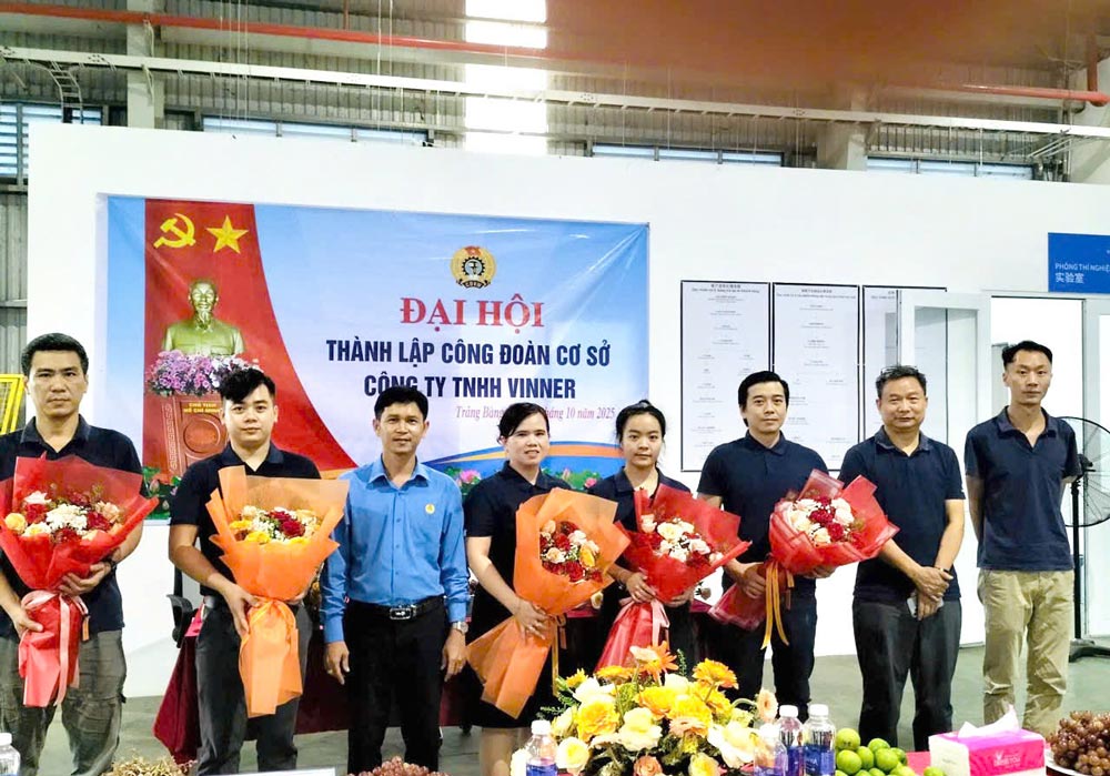 Mr. Nguyen Trong Danh - Deputy Head of the Tay Ninh Industrial Park Trade Union (third from left) congratulated the VINNER Company Limited Trade Union Executive Committee. Photo: Phuong Dung