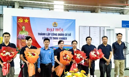 Ông Nguyễn Trọng Danh - Phó Ban Công đoàn KCN Tây Ninh (thứ ba, từ bên trái qua) chúc mừng BCH CĐCS Công ty TNHH VINNER. Ảnh: Phương Dung