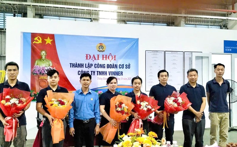 Mr. Nguyen Trong Danh - Deputy Head of the Tay Ninh Industrial Park Trade Union (third from left) congratulated the VINNER Company Limited Trade Union Executive Committee. Photo: Phuong Dung