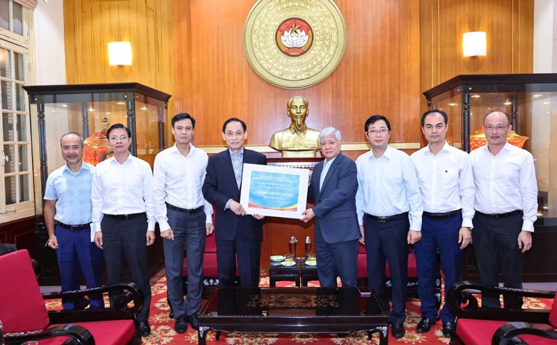 Mr. Do Van Chien - Politburo member, Secretary of the Party Central Committee, Chairman of the Central Committee of the Vietnam Fatherland Front - received the donation for the people affected. storm and flood damage of 12 billion VND from the Party Committee of the Ministry of Foreign Affairs and the overseas Vietnamese community. Photo: Minh Hien