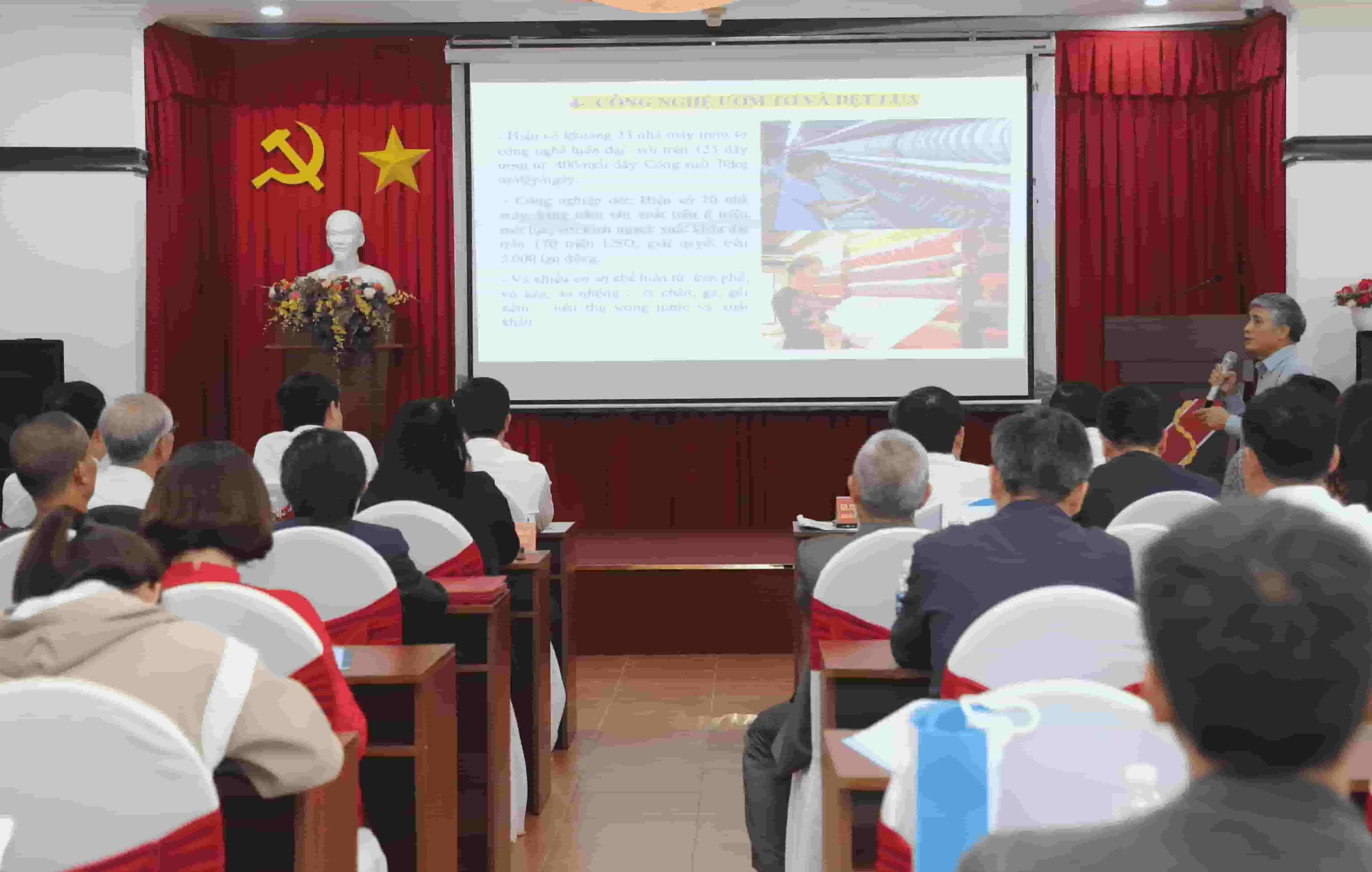 Tai hoi thao, cac nha khoa hoc, doanh nghiep, nguoi nong dan cung ban giai phap nang cao gia tri san pham dau tam. Anh: Phuc Khanh