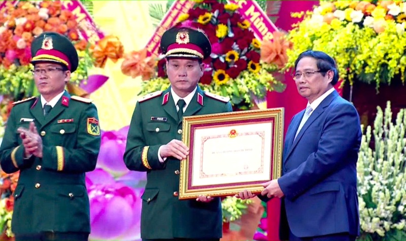 Thu tuong Chinh phu Pham Minh Chinh trao Huan chuong Ho Chi Minh cho LLVT Quan khu 5. Anh: Nguyen Hoang