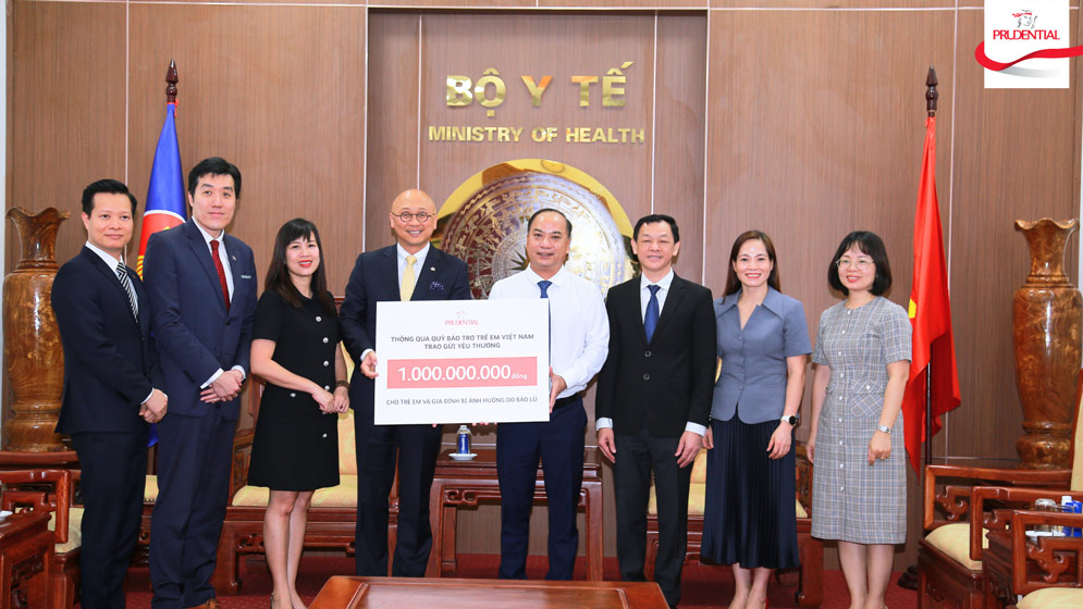 Prudential Vietnam presented a symbolic certificate of the "Send Love" program to the Vietnam Children's Support Fund. Photo: Provided by the enterprise