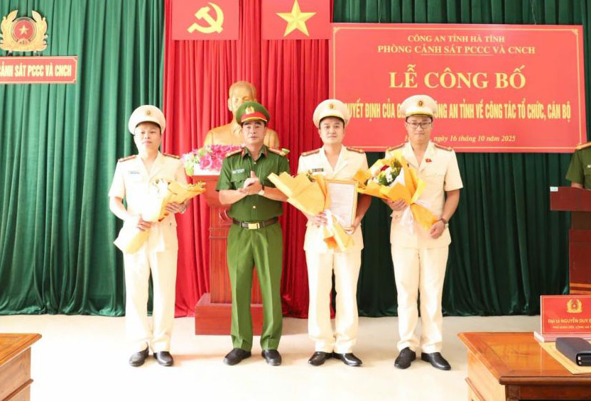 Nguyen Duy Dong 대령 - 성 공안 부국장이 Huong Khe 지역 소방대 지휘관들에게 결정서를 수여하고 있습니다. 사진: Ha Tinh 공안.