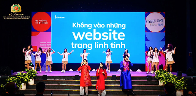 Tuan Cry hat cung cac em hoc sinh bai hat “Clicking“. Anh chup tu video