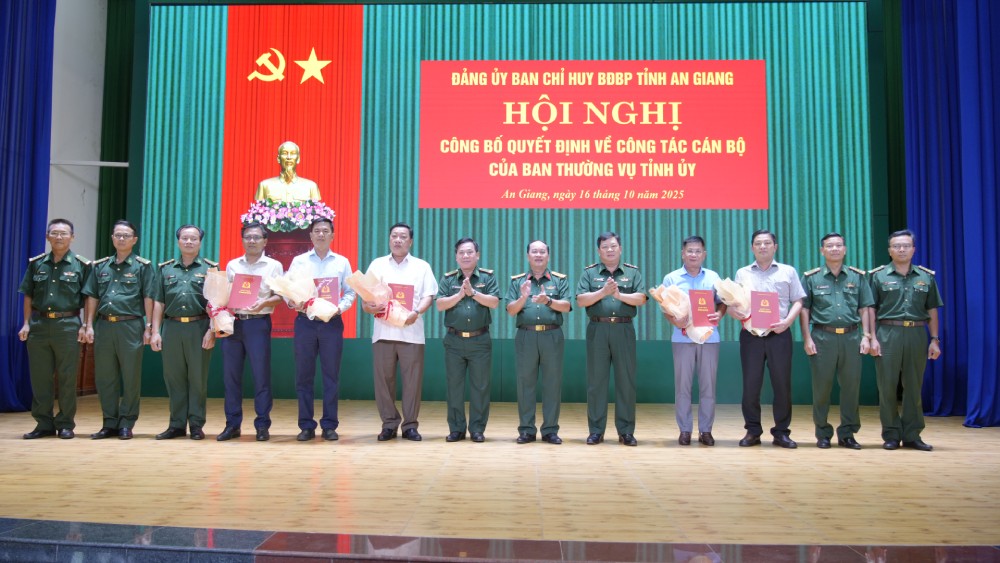 Trao quyết định cho các đồng chí tham gia Đảng ủy Ban chỉ huy Bộ đội Biên phòng tỉnh An Giang. Ảnh: Tiến Vinh