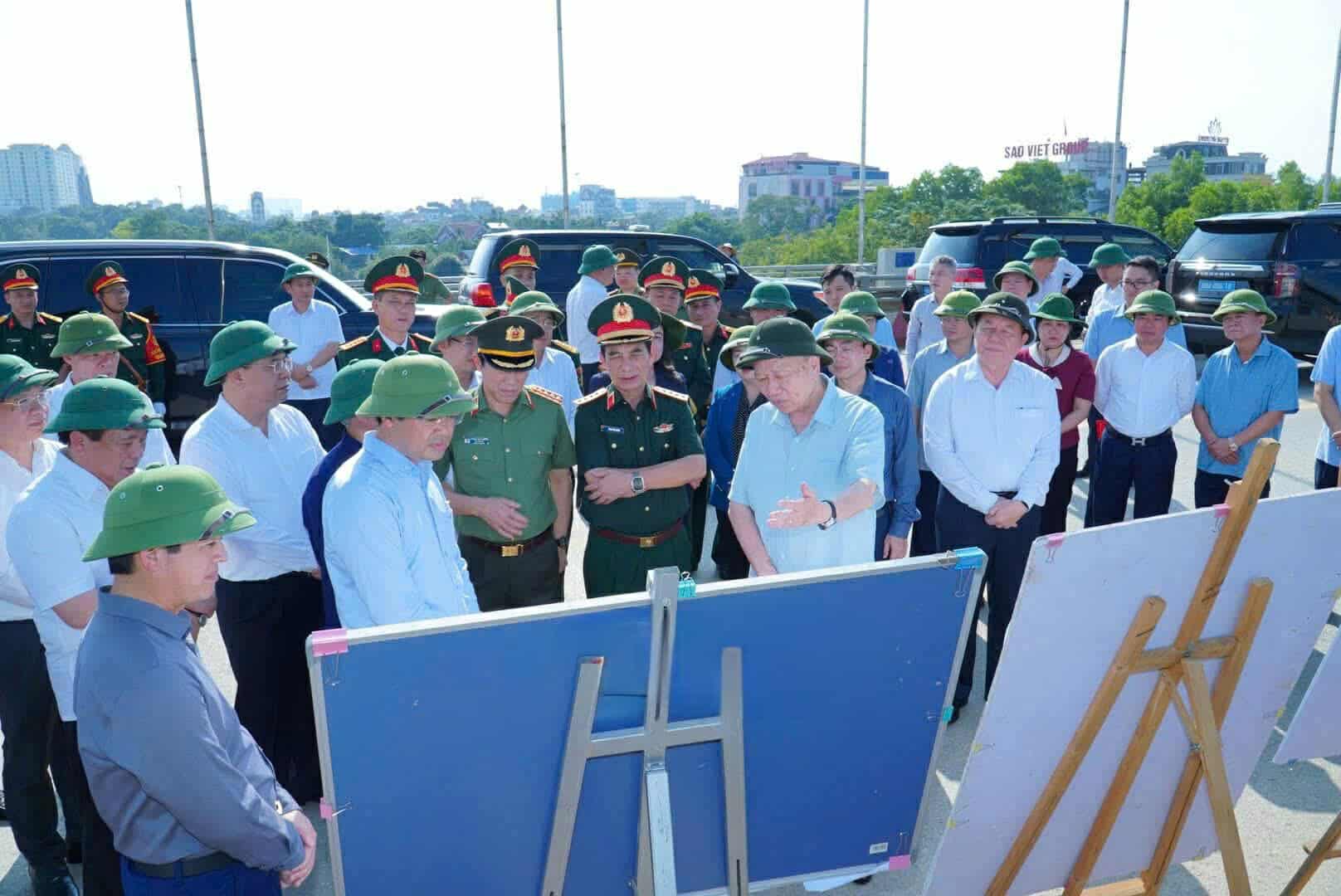 Tong Bi thu To Lam cung doan cong tac cua Trung uong khao sat tai khu vuc cau Ben Tuong. Anh: Thai Nguyen GOP