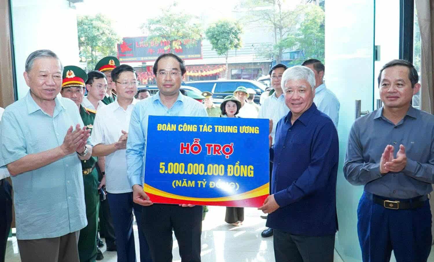 Doan cong tac cua Trung uong ho tro tinh Thai Nguyen 5 ti dong khac phuc mua lu. Anh: Thai Nguyen GOP
