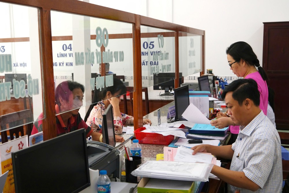 Civil servants at the Public Administration Service Center of Truong Long Commune, Can Tho City handle administrative procedures for people. Photo: Ta Quang