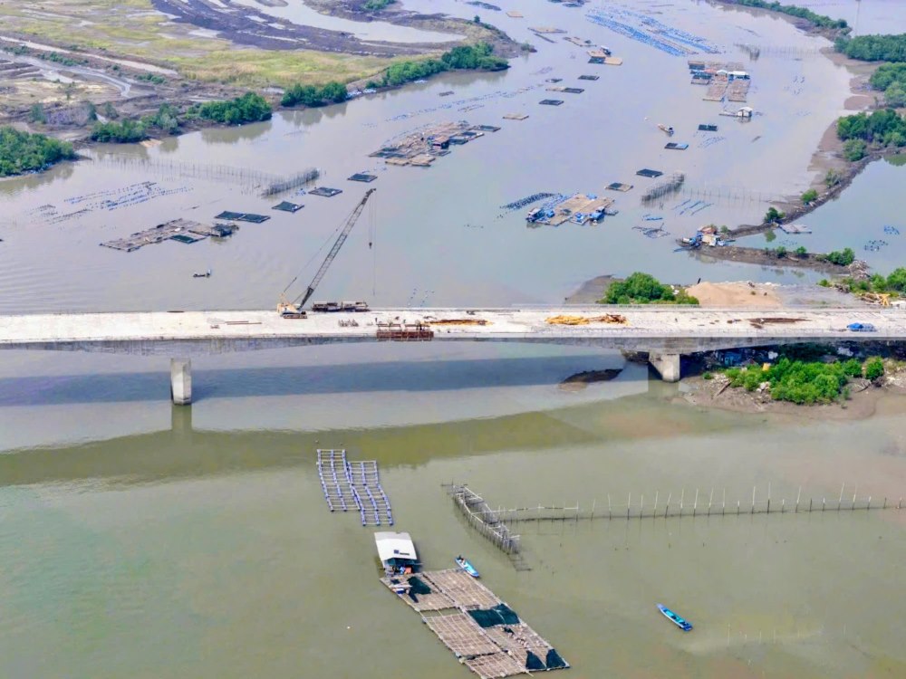 Cach do gan 2 km, cong truong thi cong cau Mo Nhat 2 cung dang trong giai doan nuoc rut hoan thien, voi toan bo ban mat cau da co ban hinh thanh, cac mo va dam chinh duoc noi lien hai bo.
