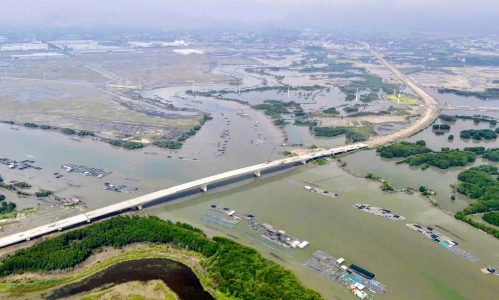 Toan canh tuyen duong 991B hon 9,7km dang duoc thi cong khan truong, ket noi tu cao toc Bien Hoa – Vung Tau ve cum cang Cai Mep – Thi Vai. Ảnh: Tue Minh
