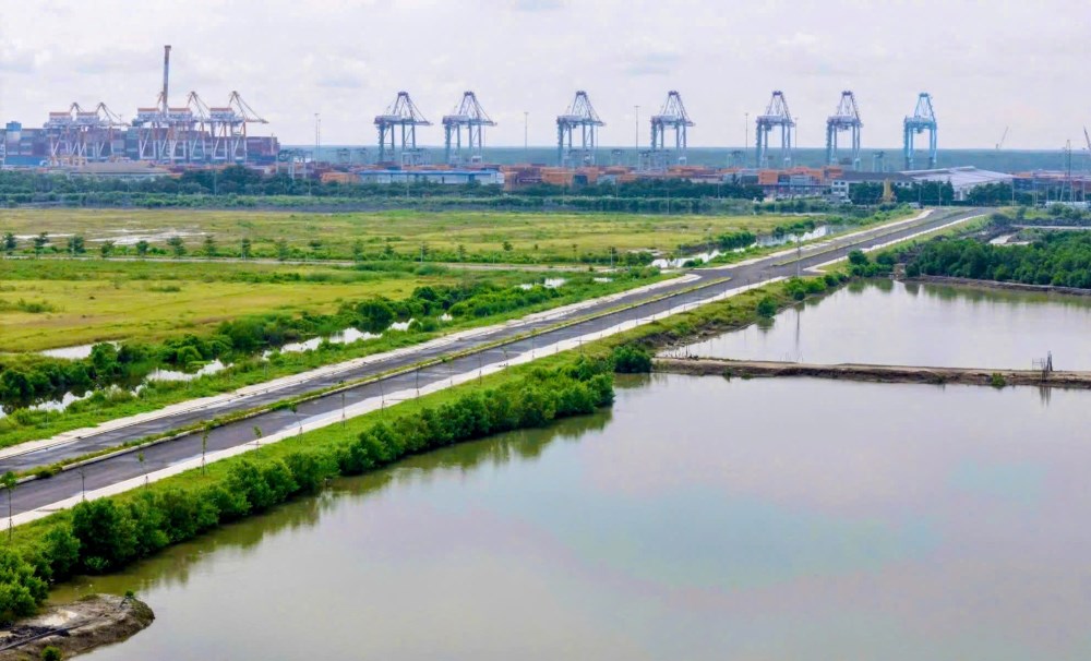 Hon 1km doan cuoi tuyen 991B (phuong Phuoc Tan), gan duong lien cang Cai Mep - Thi Vai, da co ban hoan thanh voi mat duong tham nhua va via he lat gach. Ảnh: Anh Tu