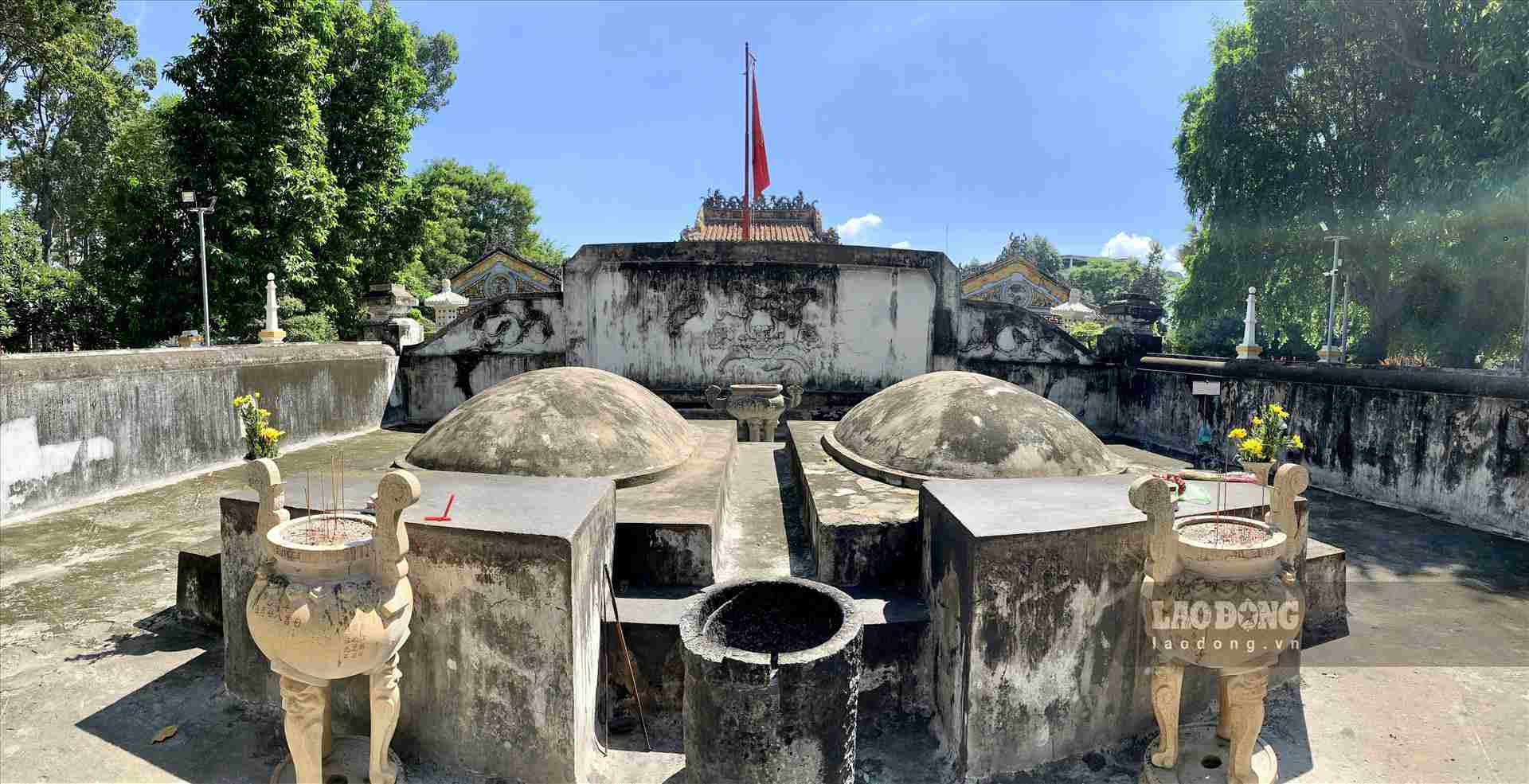 Phan mo la cong trinh duoc xay dung dau tien gom hai ngoi mo song tang: Ta quan (ben phai) va vo la ba Do Thi Phan (ben trai). Hai ngoi mo goi la mo “quy” (vi ngoi mo co hinh dang nhu mot con rua dang nam). Anh: Ngoc Le