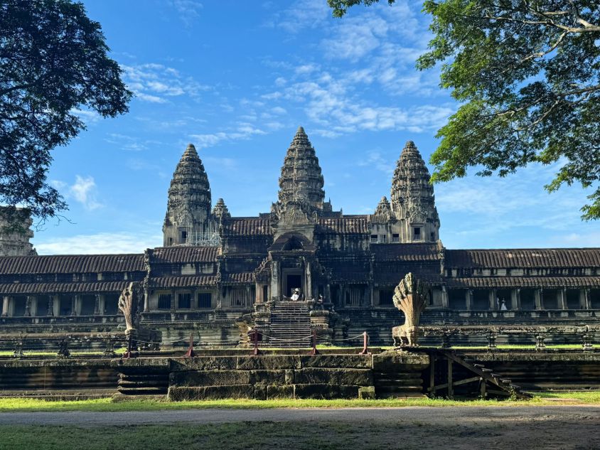 The Angkor system is very large, with hundreds of temples. Ms. Trang only visited the main places of Angkor Wat, Ta Prohm and Bayon Temple. Photo: Thuy Trang