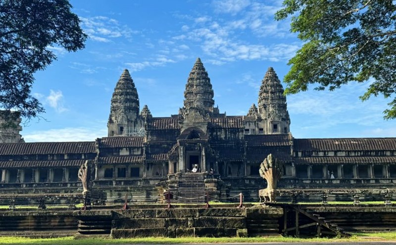 The Angkor system is very large, with hundreds of temples. Ms. Trang only visited the main places of Angkor Wat, Ta Prohm and Bayon Temple. Photo: Thuy Trang