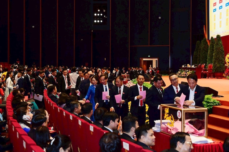 Bi thu Thanh uy Ha Noi Bui Thi Minh Hoai va cac dong chi Thuong truc Thanh uy Ha Noi tien hanh bo phieu. Anh: Thanh Thai Anh