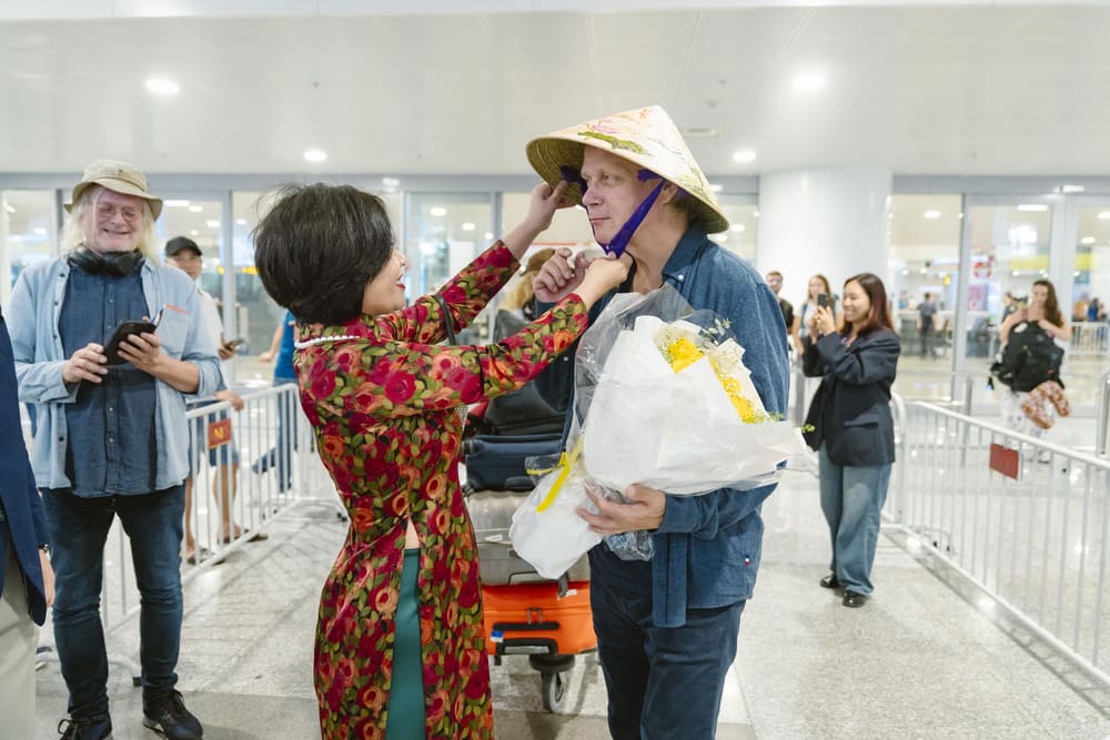 Nam ca si Rolf Løvland thich thu khi duoc tang chiec non la Viet Nam. Anh: Ban to chuc