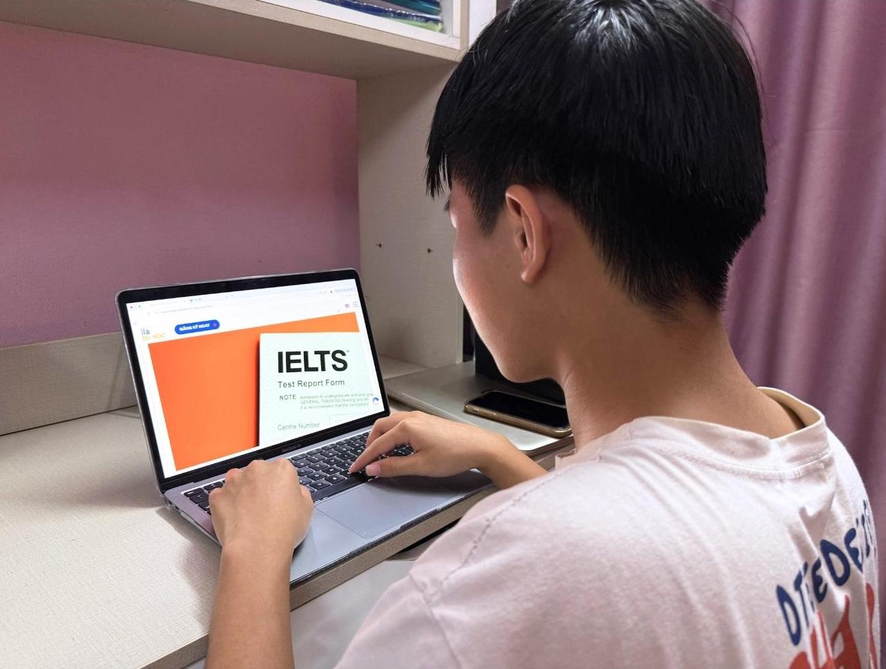 Phu huynh, hoc sinh loay hoay lua chon trung tam IELTS phu hop voi nhu cau hoc tap. Anh: Phuong Anh