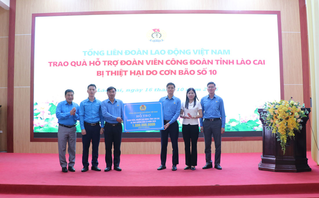 Tong LDLD Viet Nam da trao ho tro 1 ti dong cho LDLD tinh Lao Cai t