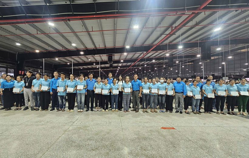 Lanh dao Tong LDLD Viet Nam trao qua ho tro doan vien, nguoi lao dong bi thiet hai. Anh: Bao Nguyen