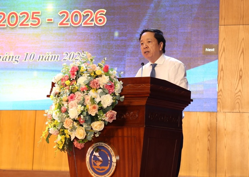 PGS.TS Nguyen Van Hung phat bieu tai hoi nghi. Anh: Ban to chuc 