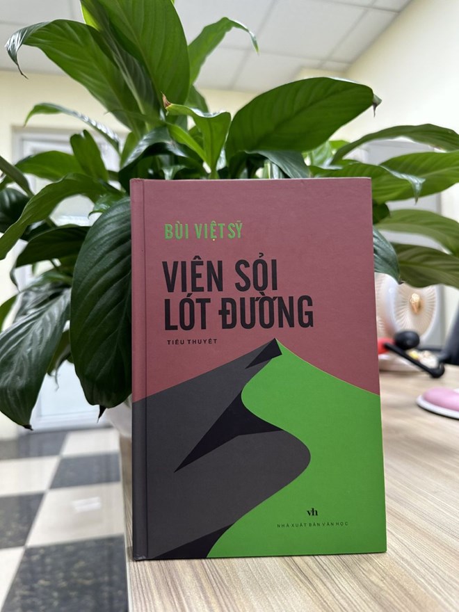 Tieu thuyet “Vien soi lot duong” cua nha van Bui Viet Sy. Anh: Viet Lam