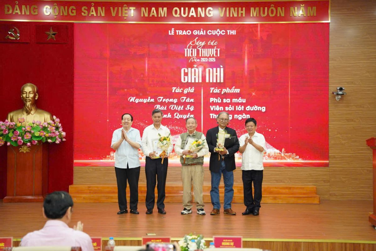 Writer Bui Viet Sy (middle) and writer Vinh Quyen (second from right) received the Second Prize at the First Literature and Arts Festival novel Composition Contest (2023-2025). Photo: Organizing Committee of the contest