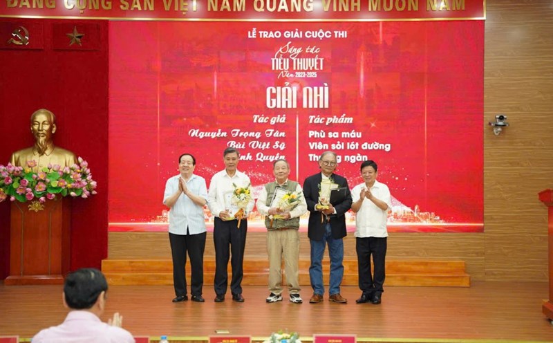 Writer Bui Viet Sy (middle) and writer Vinh Quyen (second from right) received the Second Prize at the First Literature and Arts Festival novel Composition Contest (2023-2025). Photo: Organizing Committee of the contest