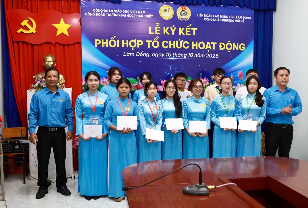 Trao hoc bong cho sinh vien cua truong. Anh: Duy Tuan