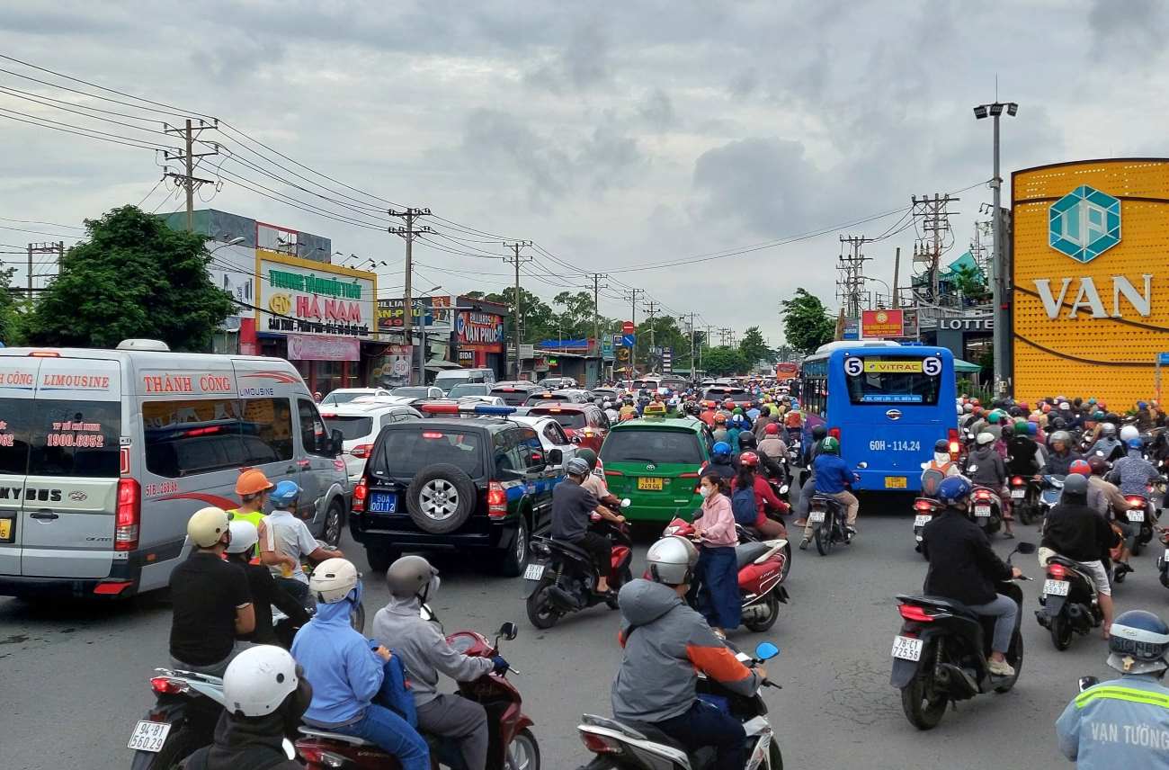 Ket xe Quoc lo 13 moi sang vao trung tam TPHCM. Anh: Minh Quan
