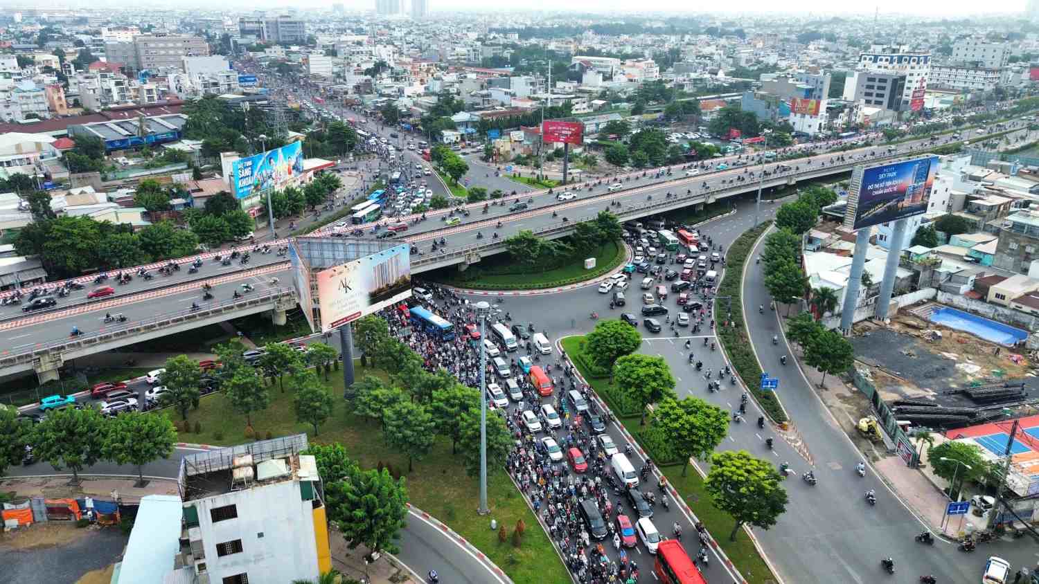Ket xe nut giao Binh Loi. Anh: Anh Tu
