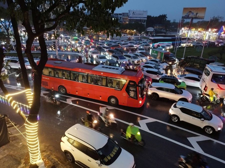 Duy Tan - Nguyen Huu Tho(ダナン市)の回廊エリアは、10月16日午後に大雨のため深刻な交通渋滞が発生しました。写真:An Thuong