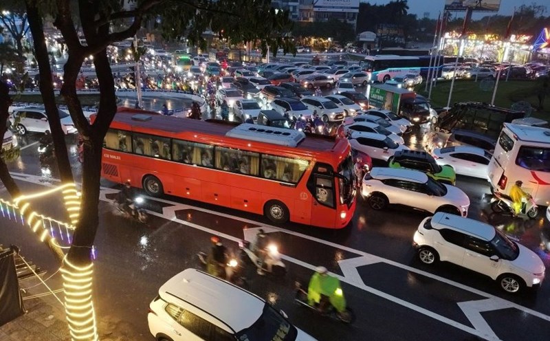 The Duy Tan - Nguyen Huu Tho roundabout area (Da Nang City) was seriously congested due to heavy rain on the afternoon of October 16. Photo: An Thuong