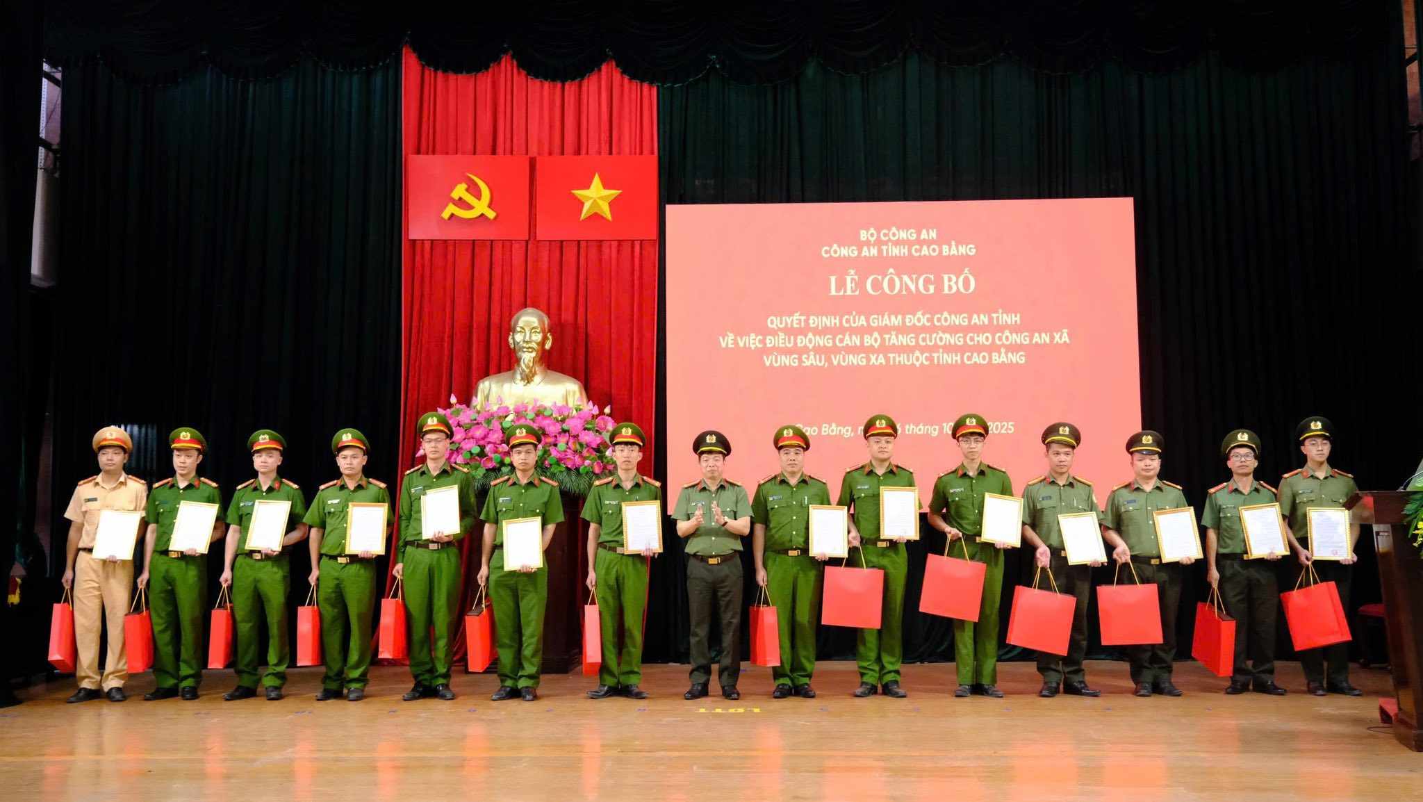 29 oficiales de policia de la provincia de Cao Bang son reforzados para regresar a la comuna. Foto: Policia de Cao Bang