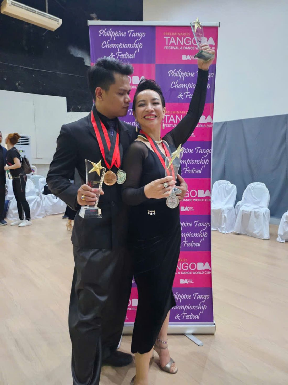 Alice Nguyen Thi Thanh Phuong and her dance partner won 3 first prizes in all 3 professional competition categories. This is the first time a Vietnamese artist has achieved a Grand Slam in a regular international tournament of the World Cup system - an event that gathers the best dancers globally in tango. Photo: Character provided