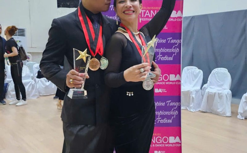 Alice Nguyen Thi Thanh Phuong and her dance partner won 3 first prizes in all 3 professional competition categories. This is the first time a Vietnamese artist has achieved a Grand Slam in a regular international tournament of the World Cup system - an event that gathers the best dancers globally in tango. Photo: Character provided