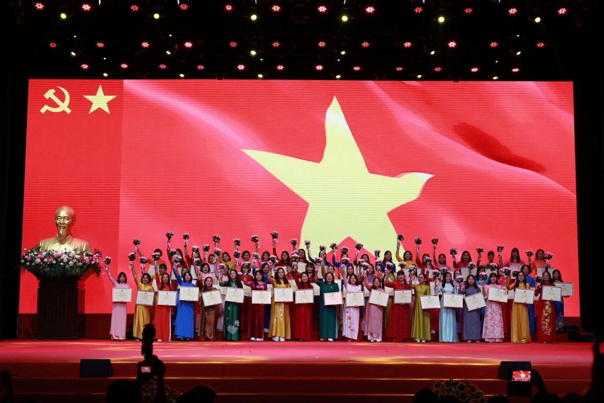 Cac ca nhan dien hinh xuat sac trong phong trao thi dua “Gioi viec nuoc, Dam viec nha” giai doan 2020 - 2025 duoc bieu duong toi 15.10. Anh: Hai Nguyen