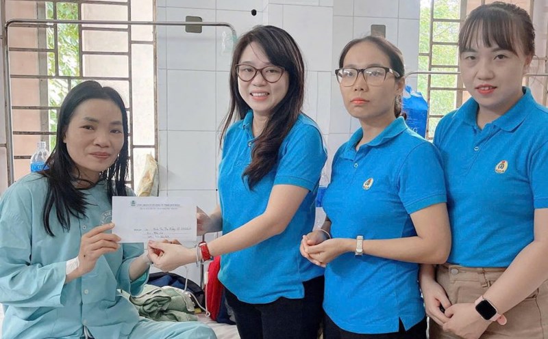The Trade Union of Longwell Company Limited, Dau Giay Industrial Park, Dau Giay Commune, Dong Nai Province presented support to union members and workers. Photo: Longwell Company Limited Trade Union
