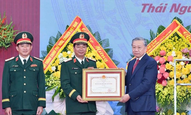 Tong Bi thu To Lam, Bi thu Quan uy Trung uong trao Huan chuong Ho Chi Minh tang LLVT Quan khu 1. Anh: Pham Kien