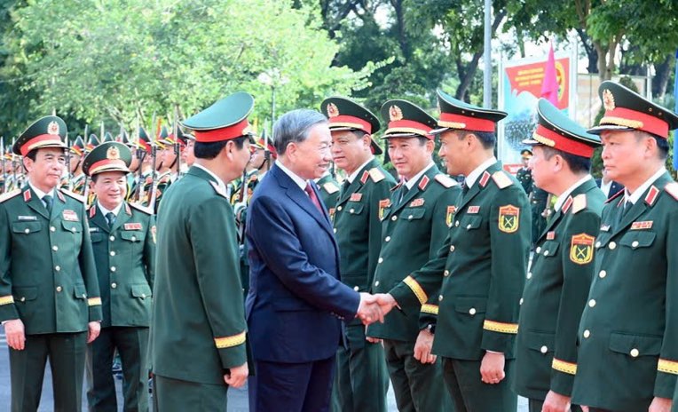 Le don Tong Bi thu To Lam tai Bo tu lenh Quan khu 1. Anh: Pham Kien