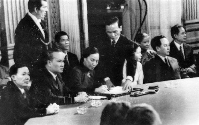 Minister of Foreign Affairs of the Provisional Revolutionary Government of the Republic of Vietnam - Nguyen Thi Binh signed the Paris Agreement on Vietnam, January 27, 1973, at the International Convention Center in Paris (France). Photo: VNA