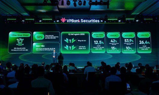 Ông Vũ Hữu Điền, Thành viên HĐQT kiêm Tổng giám đốc VPBankS chia sẻ về thương vụ IPO lịch sử. Ảnh: Ban Tổ chức